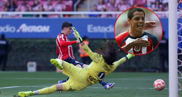 Armando González se acerca a Javier Hernández tras el gol en el Chivas vs Santos