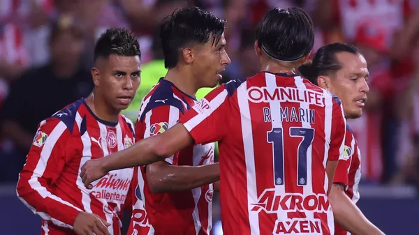 Festejo de Ángel Sepúlveda con sus compañeros tras su gol ante Atlas