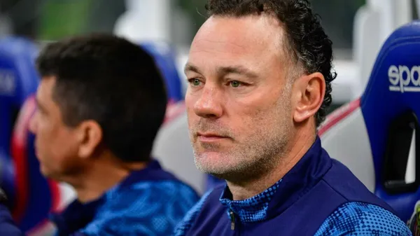 Gabriel Milito dirigiendo a Chivas ante Pachuca