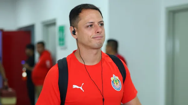 Otra vez un drama envuelve a Chicharito en Chivas (MexSport).