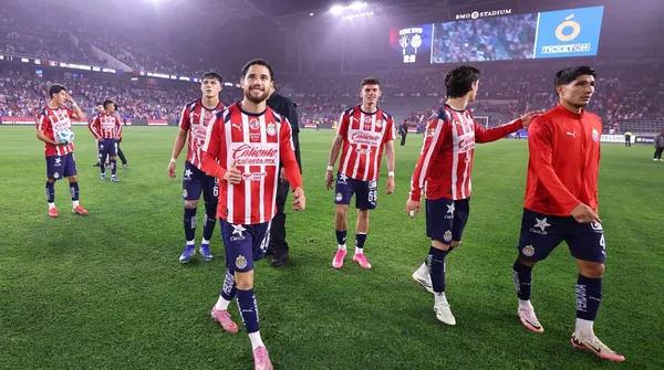 Destrozan a jugador de Chivas.