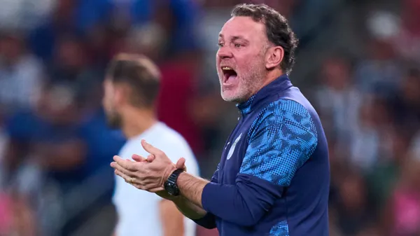 Gabriel Milito muy molesto durante el partido entre Rayados y Chivas