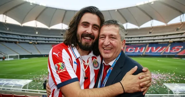 Ilustración digital de Amaury y Jorge Vergara en el Estadio Akron