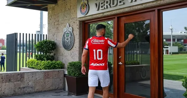 Ilustración digital de un jugador de Chivas llegando a Verde Valle