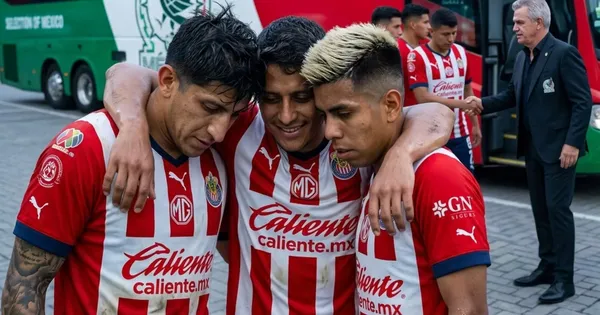 Ilustración digital de jugadores de Chivas y Javier Aguirre