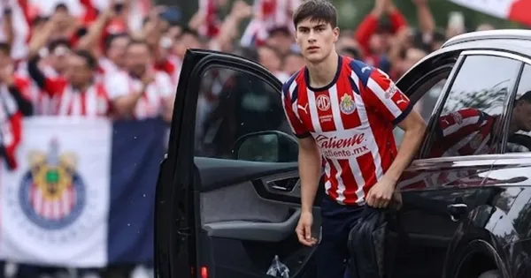 Armando González llegando a las instalaciones de Verde Valle de Chivas