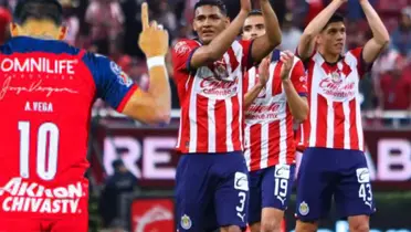 10 de Chivas y jugadores de Chivas aplauden