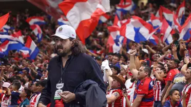 Amaury con la afición de Chivas molesta