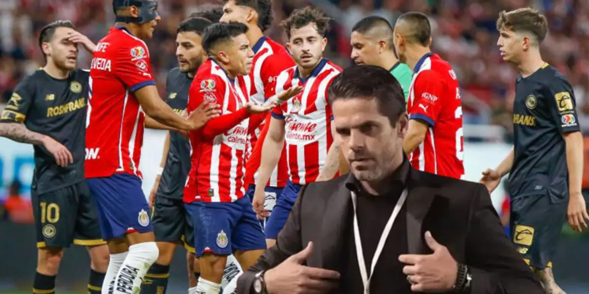 Fernando Gago delante de jugadores de Chivas reclamando al árbitro