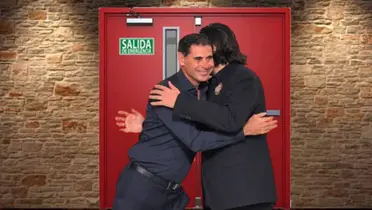 Hierro y Amaury se abrazan en la puerta de salida