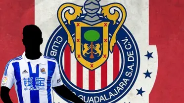 Jugador incógnito de la Real Sociedad junto al escudo de Chivas / FOTO GETTY IMAGES