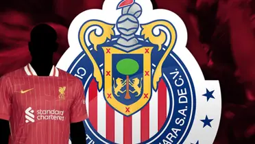Jugador incógnito del Liverpool junto al escudo de Chivas / FOTO FACEBOOK