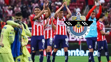Jugadores de América se lamentan y jugadores de Chivas aplaudiendo con el logo del rebaño con lentes