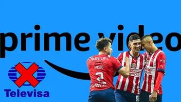 Jugadores de Chivas abrazados