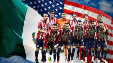 Jugadores de Chivas con las banderas de México y USA