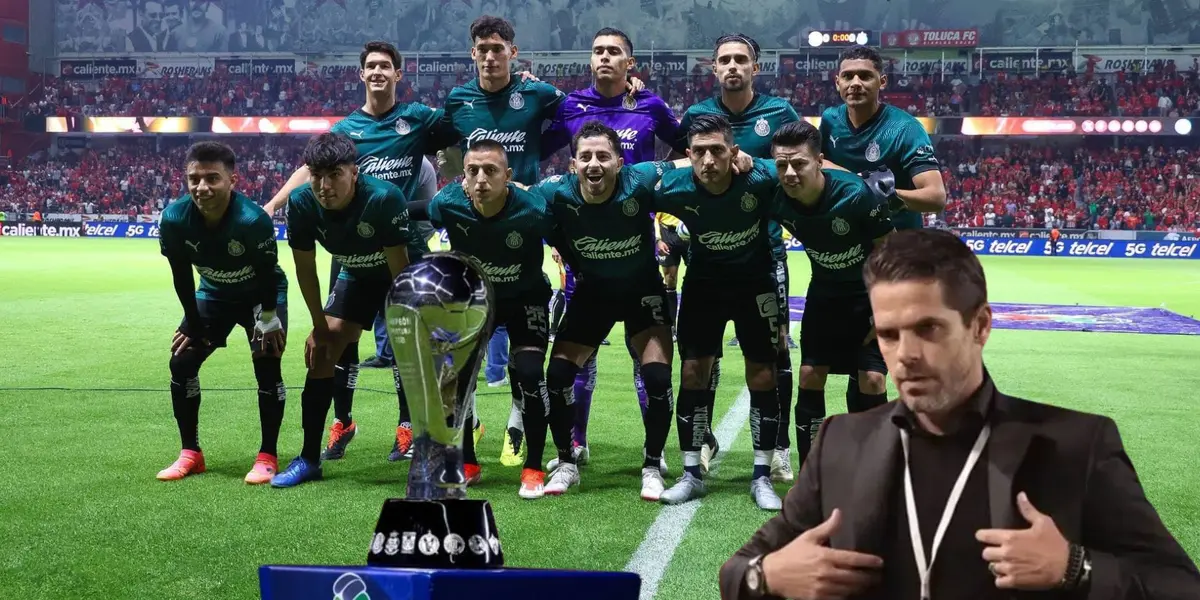Jugadores de Chivas frente al trofeo de la liga mx y Gago