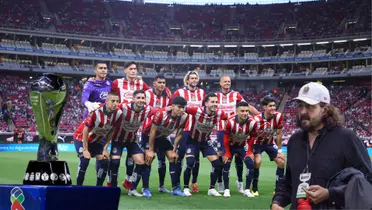 Jugadores de Chivas y Amaury con el trofeo de la Liga MX
