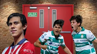 Macías en la puerta de salida y jugadores de Santos