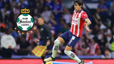 Macías en partido con Chivas y el escudo de Santos