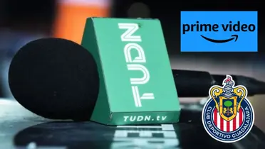 Micrófono de TUDN con logo de Prime Video y escudo de Chivas