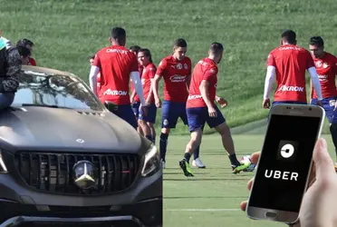 Mientras Alexis Vega maneja un camioneta de lujo, el jugador de Chivas que llega en Uber a Verde Valle. 