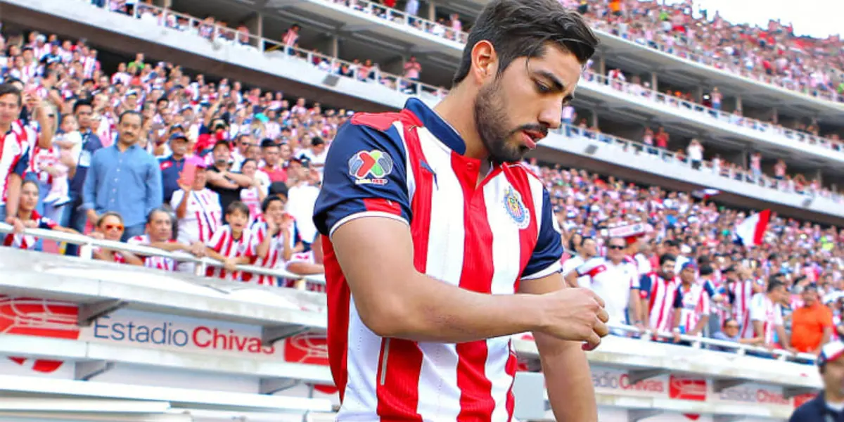 Pizarro con la playera de Chivas