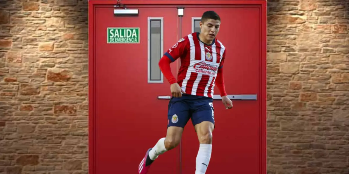 Ronaldo Cisneros en la puerta de salida