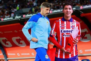 Se alzó como la figura contra el América y la respuesta que ha dado Chivas de quedarse con Ángel Zaldívar