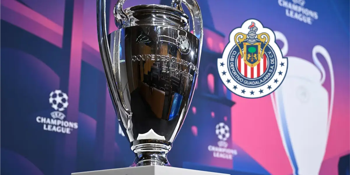 Trofeo exhibido en una gira de la Champions League, a la derecha escudo de Chivas / Marca 