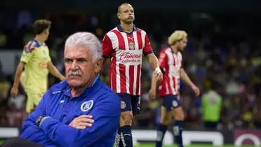 Tuca Ferrero con Cruz Azul en y jugadores de Chivas en el clásico 