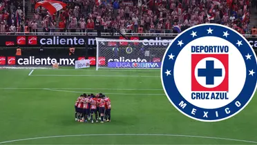 Jugadores en charla, fondo de Chivas, con escudo de Cruz Azul al frente