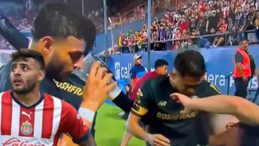 Alexis Vega como jugador de Chivas y Alexis Vega con sus compañeros en Toluca / FOTO X