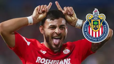 Alexis Vega con Toluca y escudo de Chivas