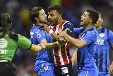 Alexis Vega dejó a su equipo con un jugador menos frente a Cruz Azul. 