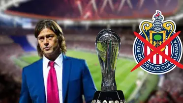 Almeyda con el trofeo de la Liga MX y el escudo de Chivas/FOTO: Récord 