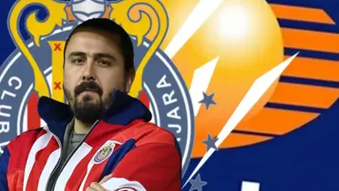 Amaury Vergara junto a escudos de Chivas y Televisa / FOTO FÚTBOL TOTAL