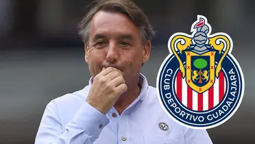 Azcárraga con el escudo de Chivas/FOTO: Record