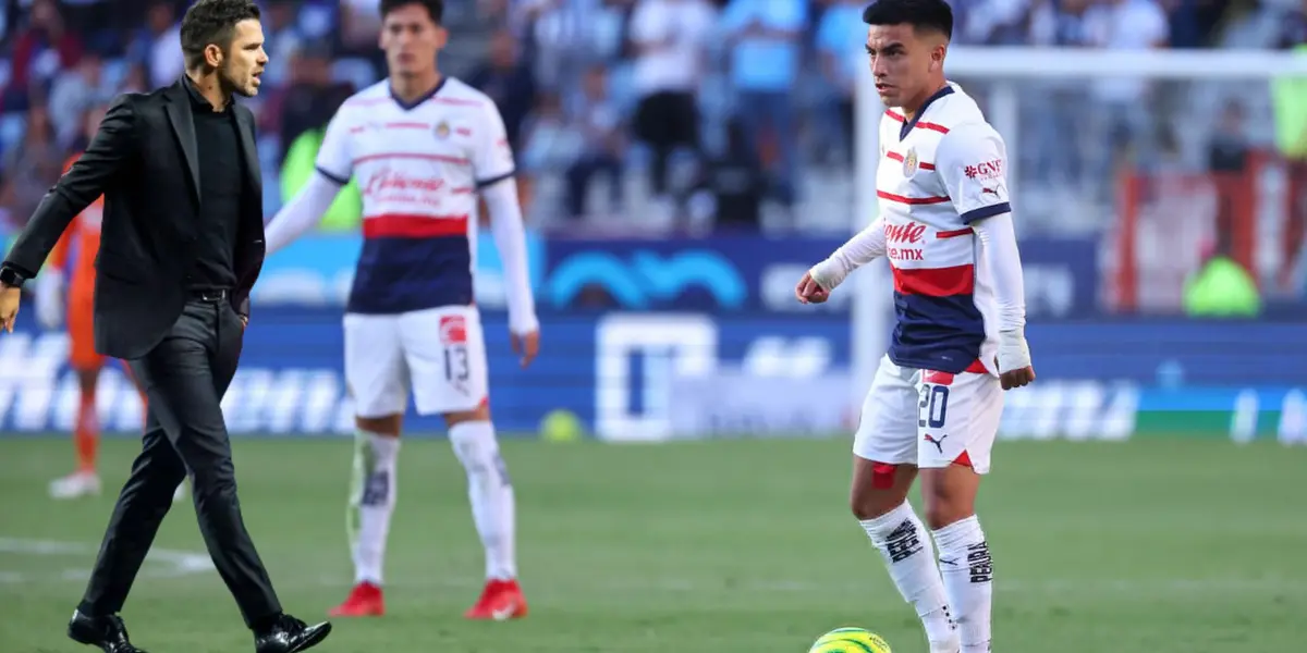 Beltrán Chiquete y Gago en un partido de Chivas