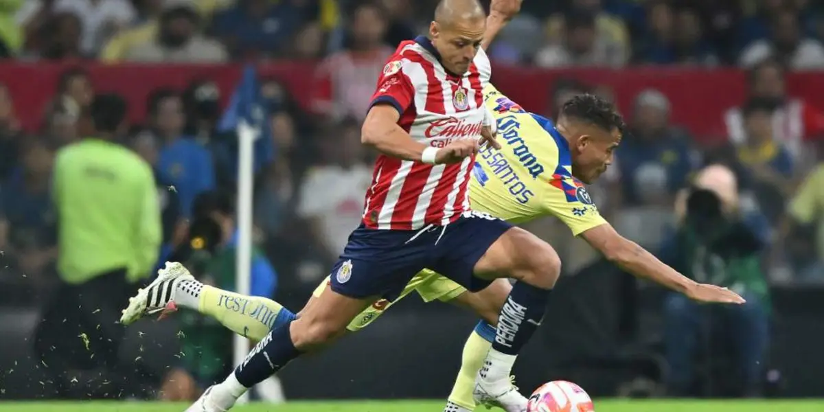 Chicharito disputando el balón con Dos Santos