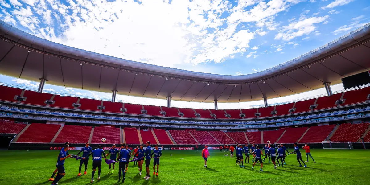 Chivas jugará frente a Rayados en casa con la obligación de ganar para seguir con vida en el torneo.