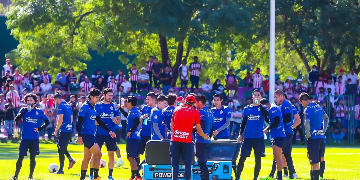 Chivas salió de Verde Valle para entrenar cerca de su afición ante dos mil personas en Tlajomulco. 