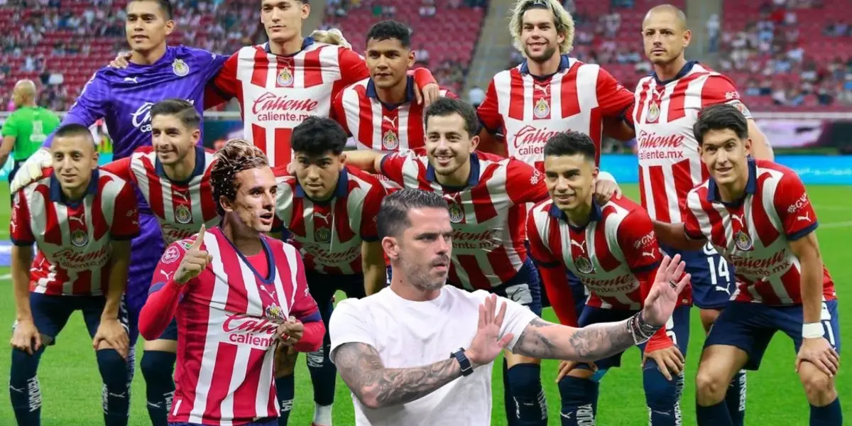 Cortizo con la de Chivas, Gago y los jugadores de Chivas en la foto