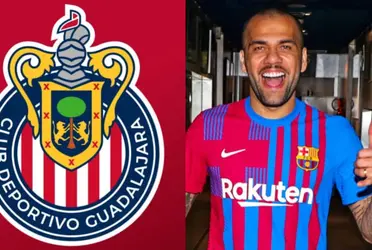 Dani Alves le dio un regalo al que considera el mejor jugador del Guadalajara. 