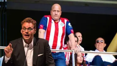 Enrique Alfaro con la de Chivas y Faitelson