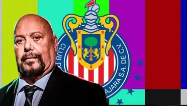 Enrique Bermúdez junto al escudo de Chivas / FOTO SMART SPEAKERS