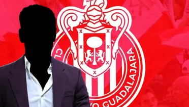 Entrenador incógnito junto al escudo de Chivas / FOTO GETTY IMAGES