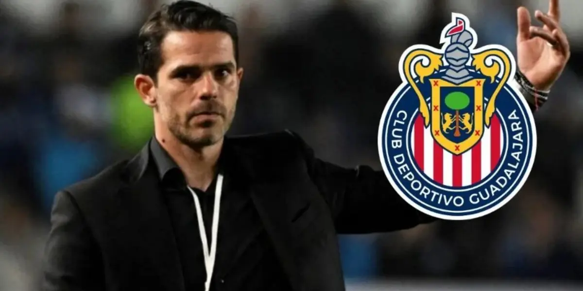 Fernando Gago dirigiendo a las Chivas en estadio de fútbol y escudo de Chivas / La Silla Rota 