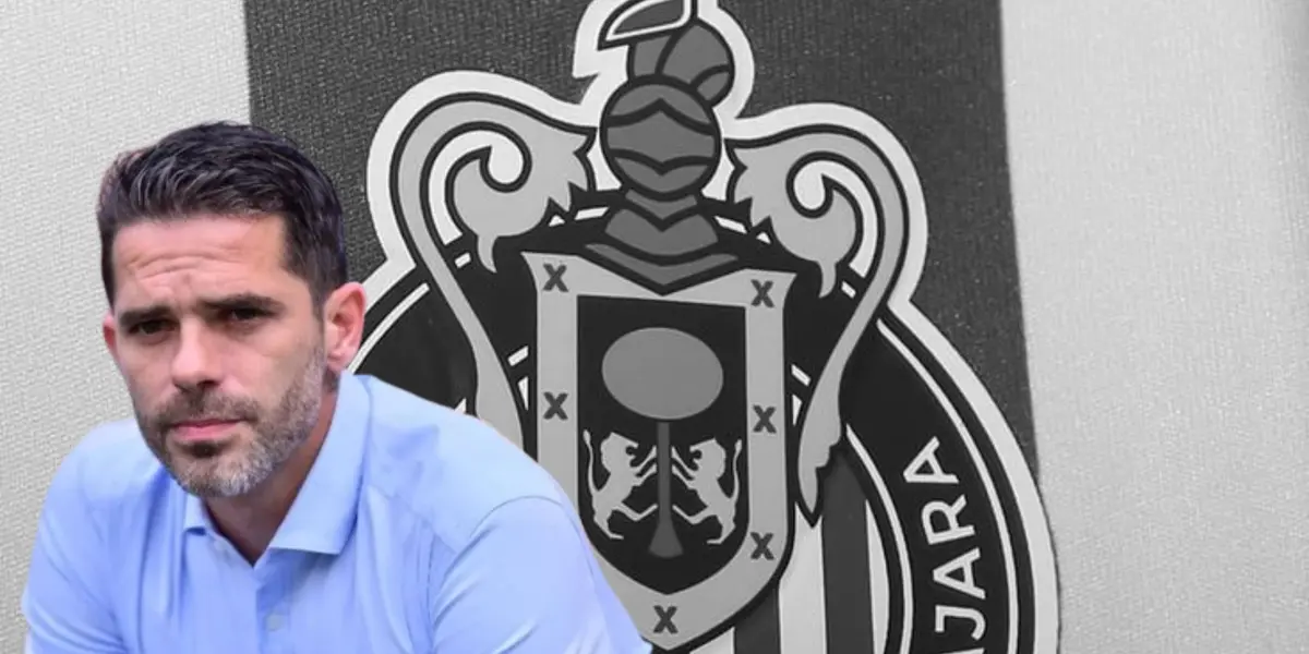 Fernando Gago junto al escudo de Chivas / FOTO RÉCORD