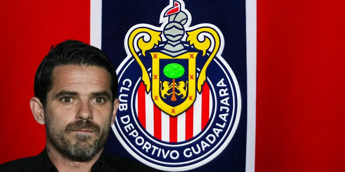 Fernando Gago junto al escudo de Chivas / FOTO X