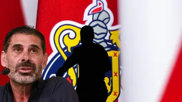 Fernando Hierro junto al escudo de Chivas / FOTO EFE